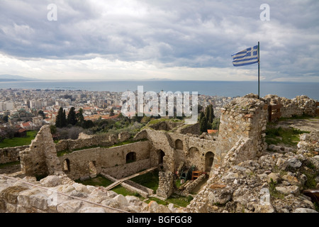 Inverno vista dalla fortezza di Patrasso con bandiera greca battenti che si affaccia sulla città di Patrasso e oltre al golfo di Patrasso. Foto Stock