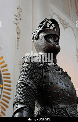 Statua di bronzo di Re Artù (16 secolo), Hofkirche, Innsbruck, in Tirolo, Austria Foto Stock