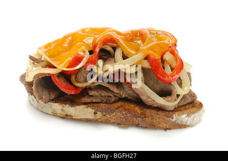 Un aperto di fronte a sandwich a base di carne con cipolla, peperoncino e formaggio fuso sulla parte superiore Foto Stock