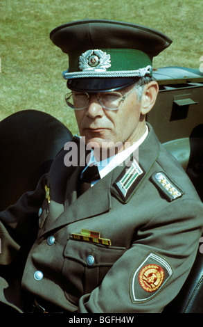 La Germania est, DDR, DDR, NVA ufficiale dell esercito, rievocazione storica militare soldato del xx secolo tedesco uniformi uniforme Foto Stock
