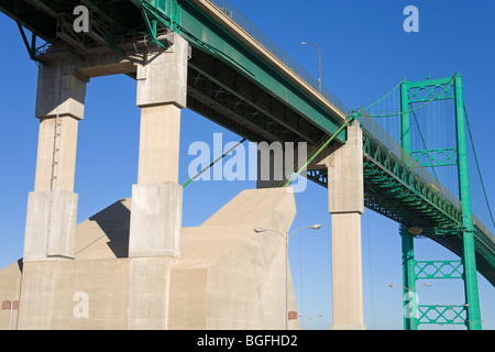 Le ancore in calcestruzzo, Vincent Thomas sospensione ponte,San Pedro,Los Angeles , California , Stati Uniti Foto Stock