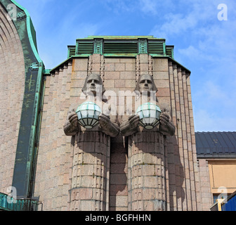 Statue di granito a Helsinki la stazione ferroviaria centrale, Helsinki, Finlandia Foto Stock