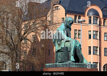 Monumento a Aleksis Kivi, scrittore finlandese, vicino al Teatro Nazionale, Helsinki, Finlandia Foto Stock