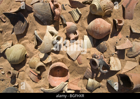 Pile di antichi cocci rotti sul pavimento del deserto a Daydamus Roman Fort nel Deserto Orientale dell Egitto , Africa del Nord Foto Stock