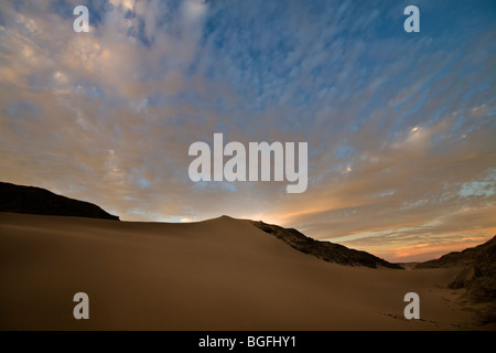 Cielo di tramonto guardando sopra un alta duna nel Deserto Orientale dell'Egitto Foto Stock