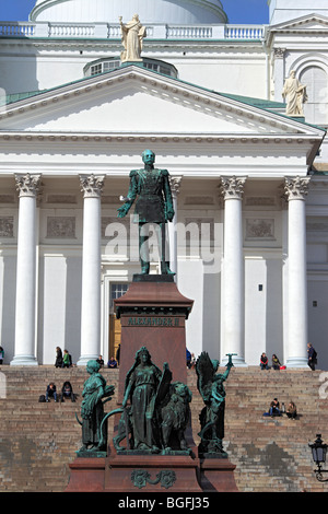 Monumento a zar russo Alessandro II vicino alla cattedrale, Helsinki, Finlandia Foto Stock