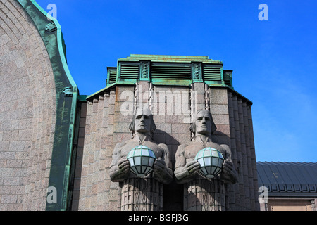 Statue di granito a Helsinki la stazione ferroviaria centrale, Helsinki, Finlandia Foto Stock