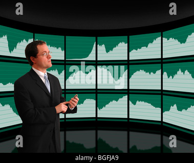 Imprenditore nel soddisfare la visualizzazione di dati economici grafici sulla parete curva schermate Foto Stock