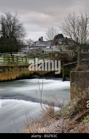 Inverno Weir, Fiume Avon - Grande Somerford - Inghilterra. Foto Stock