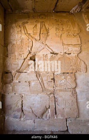 Sollievo che mostra re smiting il nemico a Kanais, tempio del Re Sety 1 nel Wadi Abad nel Deserto Orientale dell'Egitto Foto Stock