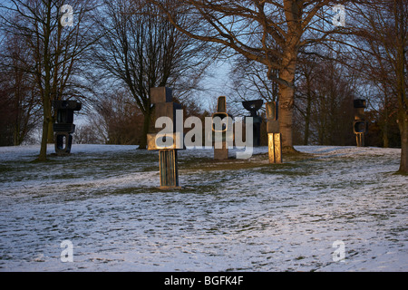 YORKSHIRE SCULPTURE PARK BARBARA HEPWORTH FAMIGLIA DELL'UOMO WEST BRETTON neve invernale Foto Stock