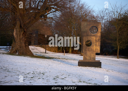 YORKSHIRE SCULPTURE PARK BARBARA HEPWORTH FAMIGLIA DELL'UOMO WEST BRETTON neve invernale Foto Stock