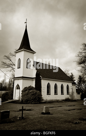 Questa piccola chiesa bianca può essere visto lungo il Mt. Baker in autostrada in angolo Nugents, Washington. Piccolo cimitero sul lato. Foto Stock