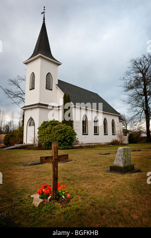 Questa piccola chiesa bianca può essere visto lungo il Mt. Baker in autostrada in angolo Nugents, Washington. Piccolo cimitero sul lato. Foto Stock