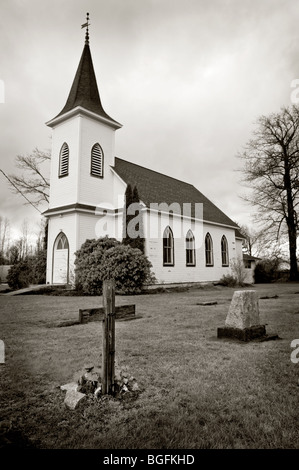 Questa piccola chiesa bianca può essere visto lungo il Mt. Baker in autostrada in angolo Nugents, Washington. Piccolo cimitero sul lato. Foto Stock