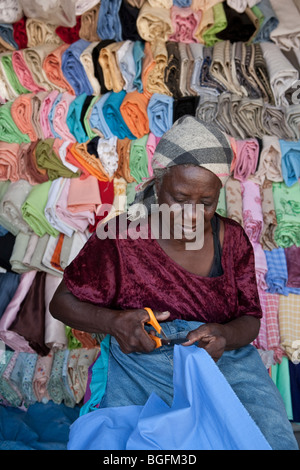 La donna in un panno shop - Gonaives, dipartimento di Artibonite, Haiti Foto Stock