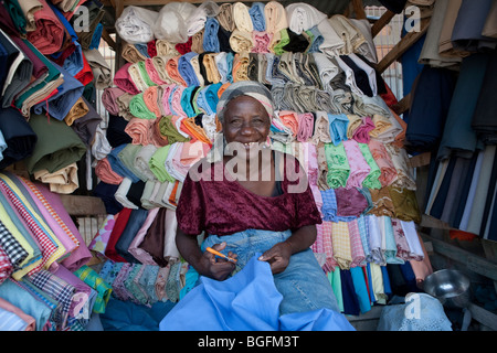 La donna in un panno shop - Gonaives, dipartimento di Artibonite, Haiti Foto Stock