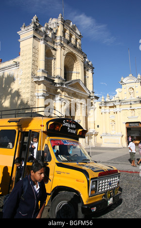 Uno scolaro passeggiate fuori il suo bus di fronte Iglesia de Hermano Pedro in Antigua Guatemala. Foto Stock
