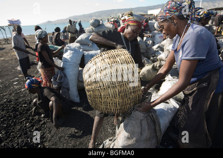 Mercato di carbone al porto di Gonaives, dipartimento di Artibonite, Haiti Foto Stock
