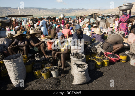 Mercato di carbone al porto di Gonaives, dipartimento di Artibonite, Haiti Foto Stock