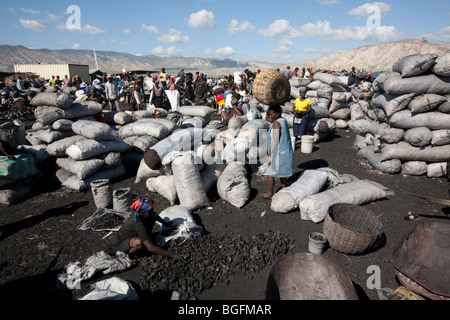 Mercato di carbone al porto di Gonaives, dipartimento di Artibonite, Haiti Foto Stock