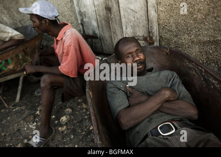 Un facchino riposa in una carriola al mercato di Gonaives, dipartimento di Artibonite, Haiti Foto Stock
