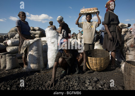 Mercato di carbone al porto di Gonaives, dipartimento di Artibonite, Haiti Foto Stock