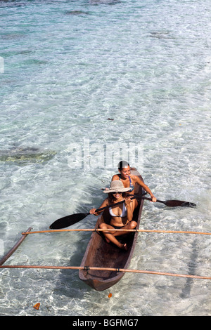 Due giovani donna paddling una canoa outrigger presso Simakakang isola nelle isole mentawai Foto Stock