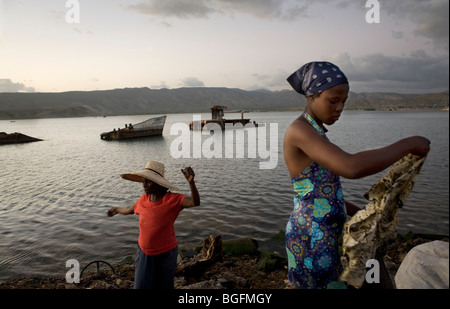 Le donne che vendono vestiti al porto di Gonaives, dipartimento di Artibonite, Haiti Foto Stock