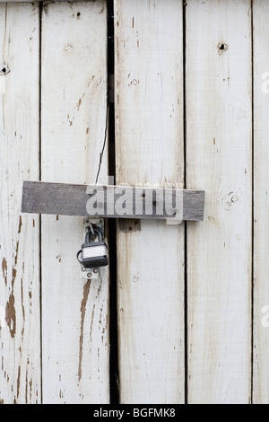 Un lucchetto a protezione di una porta di legno Foto Stock