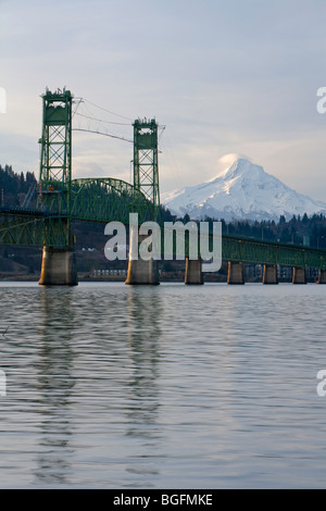 Hood River Bridge e Mt. Il cofano Foto Stock