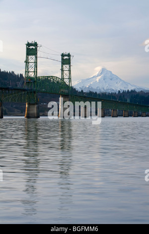 Hood River Bridge e Mt. Il cofano Foto Stock