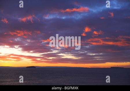 Ripida Holm & Flat Holm al tramonto dal punto di sabbia, Somerset, Regno Unito in gennaio. Foto Stock