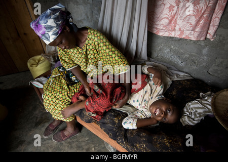 Una donna si prende cura di suo figlio handicappato nel villaggio di Chekereni, regione di Kilimanjaro, Tanzania Africa Orientale. Foto Stock