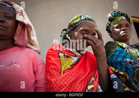 Le donne a un dispensario medico, Chekereni Village, Tanzania Africa Orientale. Foto Stock