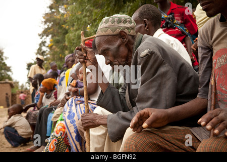 Gli abitanti di un villaggio di attendere al di fuori di un dispensario medico in Tanzania: Manyara Regione, Simanjiro distretto, Kilombero Village. Foto Stock