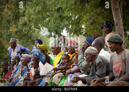 Gli abitanti di un villaggio di attendere al di fuori di un dispensario medico in Tanzania: Manyara Regione, Simanjiro distretto, Kilombero Village. Foto Stock