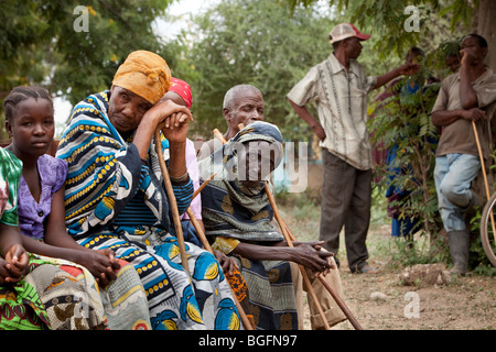 Gli abitanti di un villaggio di attendere al di fuori di un dispensario medico in Tanzania: Manyara Regione, Simanjiro distretto, Kilombero Village. Foto Stock