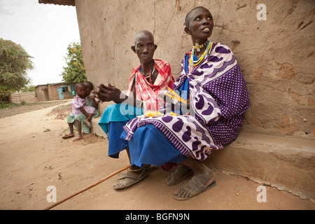 Le donne Masai che ad un dispensario medico in Tanzania: Manyara Regione, Simanjiro distretto, Kilombero Village. Foto Stock