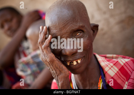 Un'anziana donna Maasai, cieca da un occhio, attende presso una clinica nel villaggio di Kilombero, Manyara Regione, Tanzania. Foto Stock