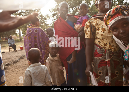 Una donna Maasai presso un dispensario medico in Tanzania: Manyara Regione, Simanjiro distretto, Kilombero Village. Foto Stock