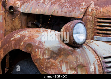 Rusty vecchia auto situato in Telegraph Cove Isola di Vancouver Foto Stock