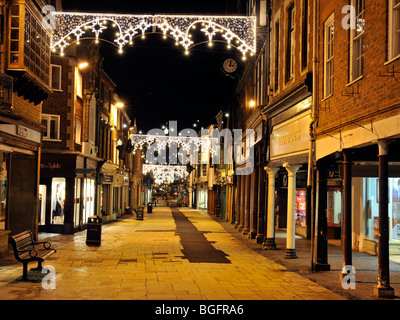 Le luci di Natale in Winchester High Street, Winchester, Hampshire, Inghilterra, Regno Unito. Foto Stock