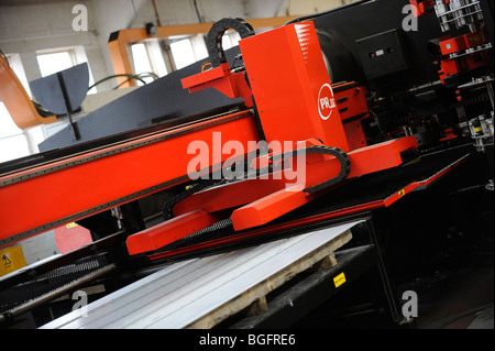 Settore manifatturiero - Piano di fabbrica e macchinari in una lamiera di fabbricanti in Sussex. Foto Stock