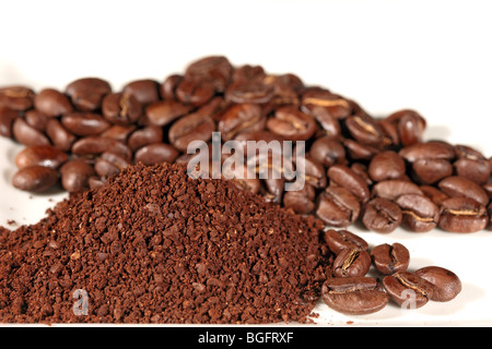 Appena il caffè torrefatto in grani pronto per la macinazione per rendere una bevanda di caffè Foto Stock