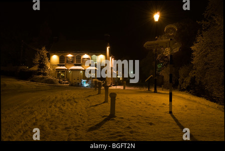 Snow bound tradizionale pub inglese di notte Foto Stock