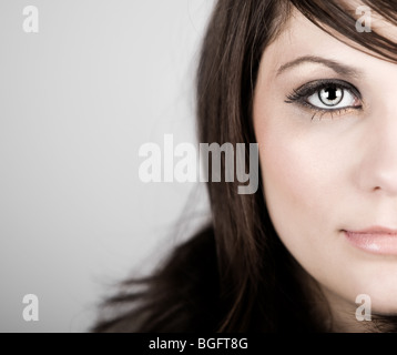 Immagine ravvicinata di una splendida bionda adolescente dai capelli Foto Stock