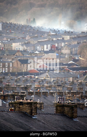 Case, tetti e camini  i tetti industriali delle case a schiera industriali di Accrington, Lancashire Foto Stock