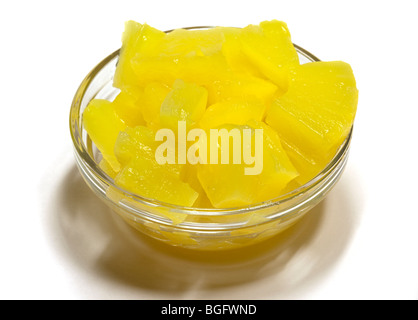 Pezzi di ananas in recipiente di vetro Foto Stock