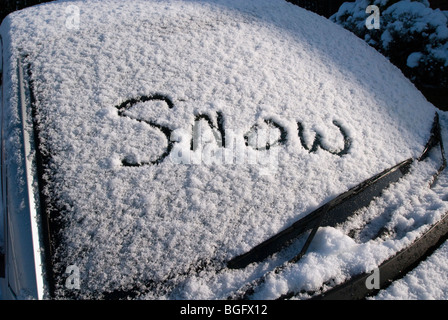 La parola scritta di neve nella neve su di un parabrezza di automobile Foto Stock